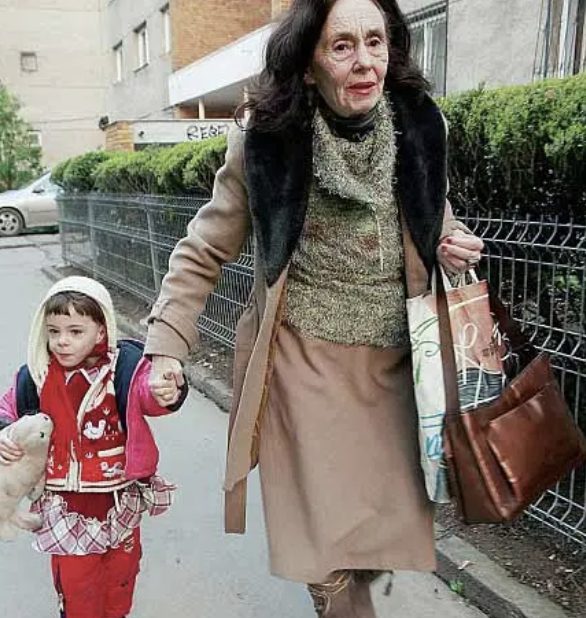 A nő, aki 66 évesen szült, a lánya nevelésének öröméről beszél: „Ez egy hihetetlen élmény”