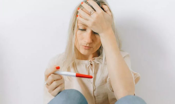 Örökbe fogadtam egy kisbabát akit a szomszéd verandáján találtam – tizenhárom évvel később segítettem neki megtalálni az édesapját
